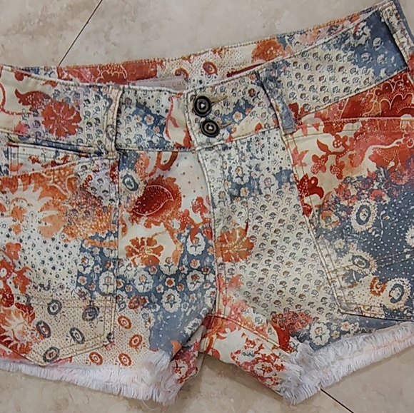 Anthropologie PILCRO The Wanderer Cut Off Denim Patchwork Shorts Women's Sz 26 - Picture 1 of 4